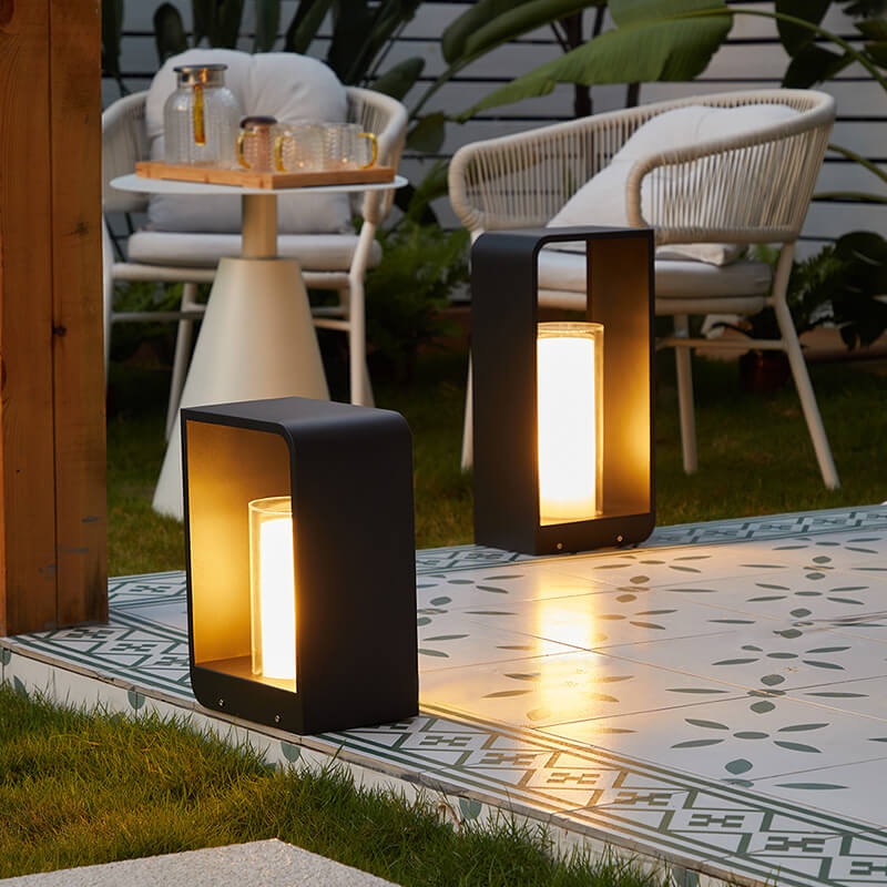 Square landscape light with tri-color light feature