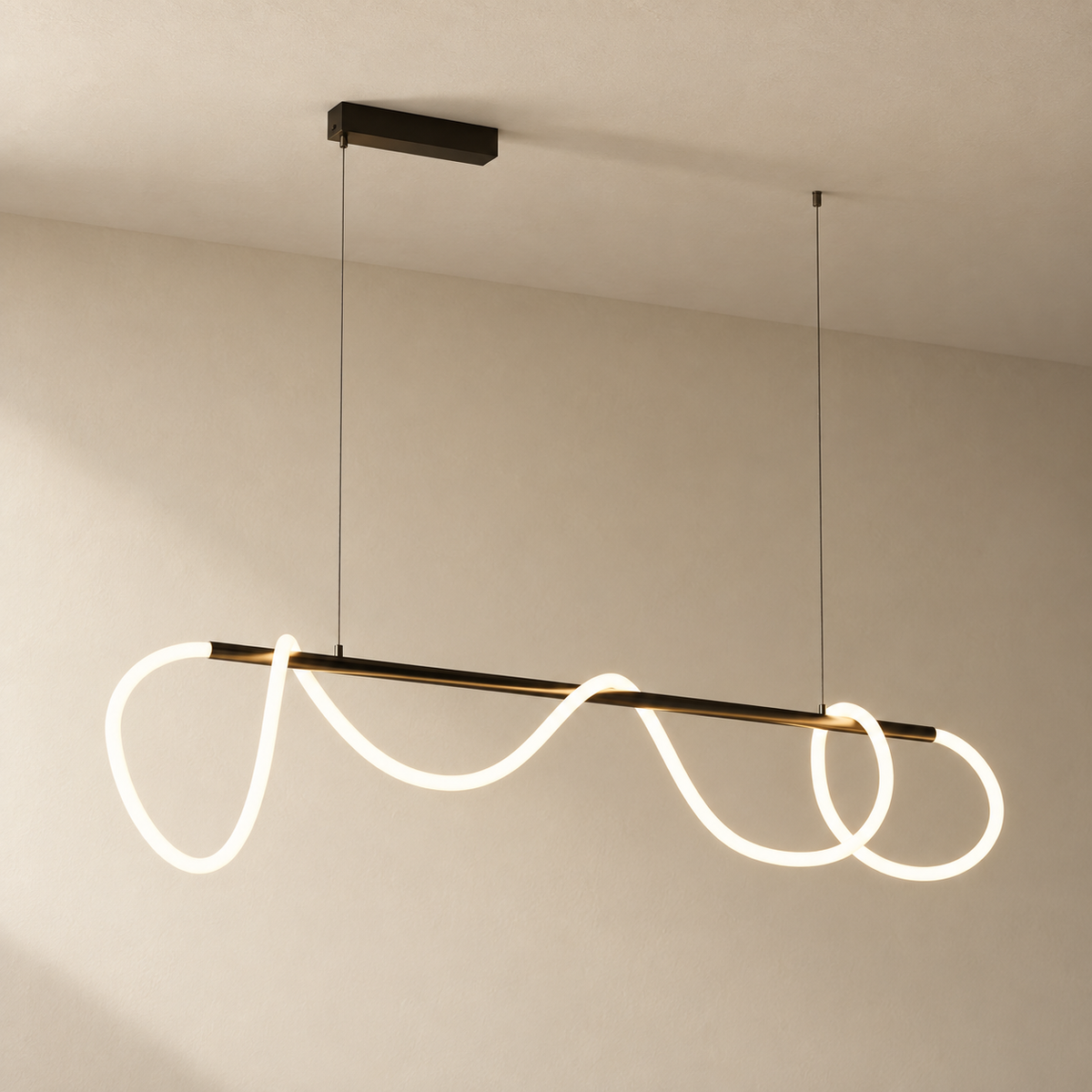Fátima linear hose pendant light in matte black, 150 cm length, on a plain ceiling.