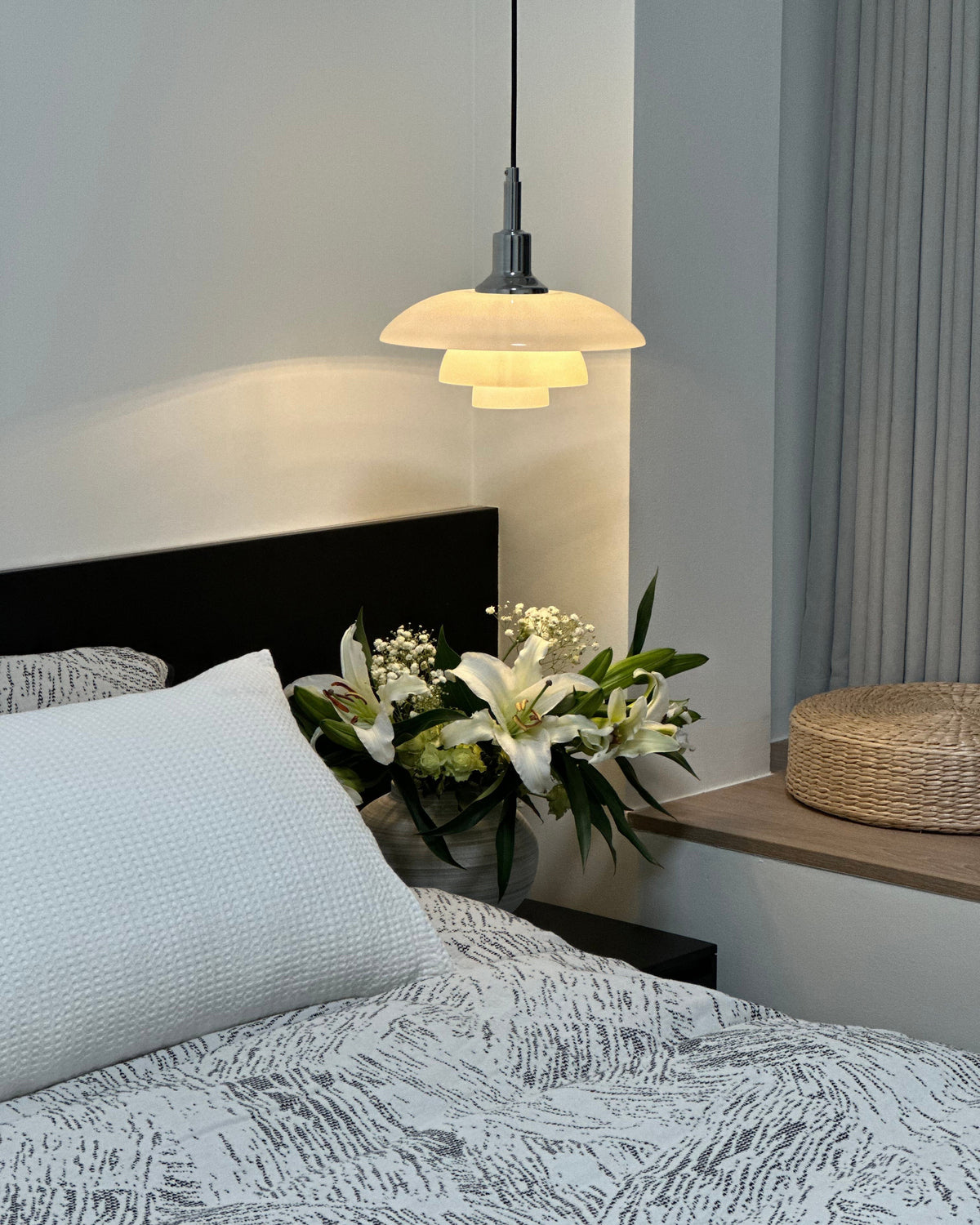 Fundão round ceiling light, in a bedroom.