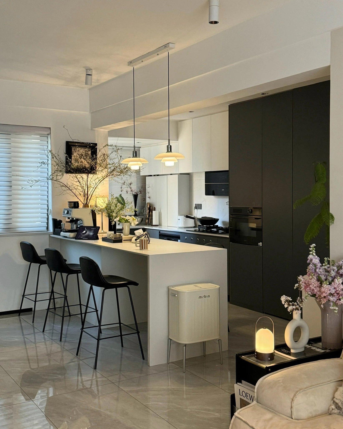 Fundão round ceiling light, in a kitchen, above an island with bar stools.