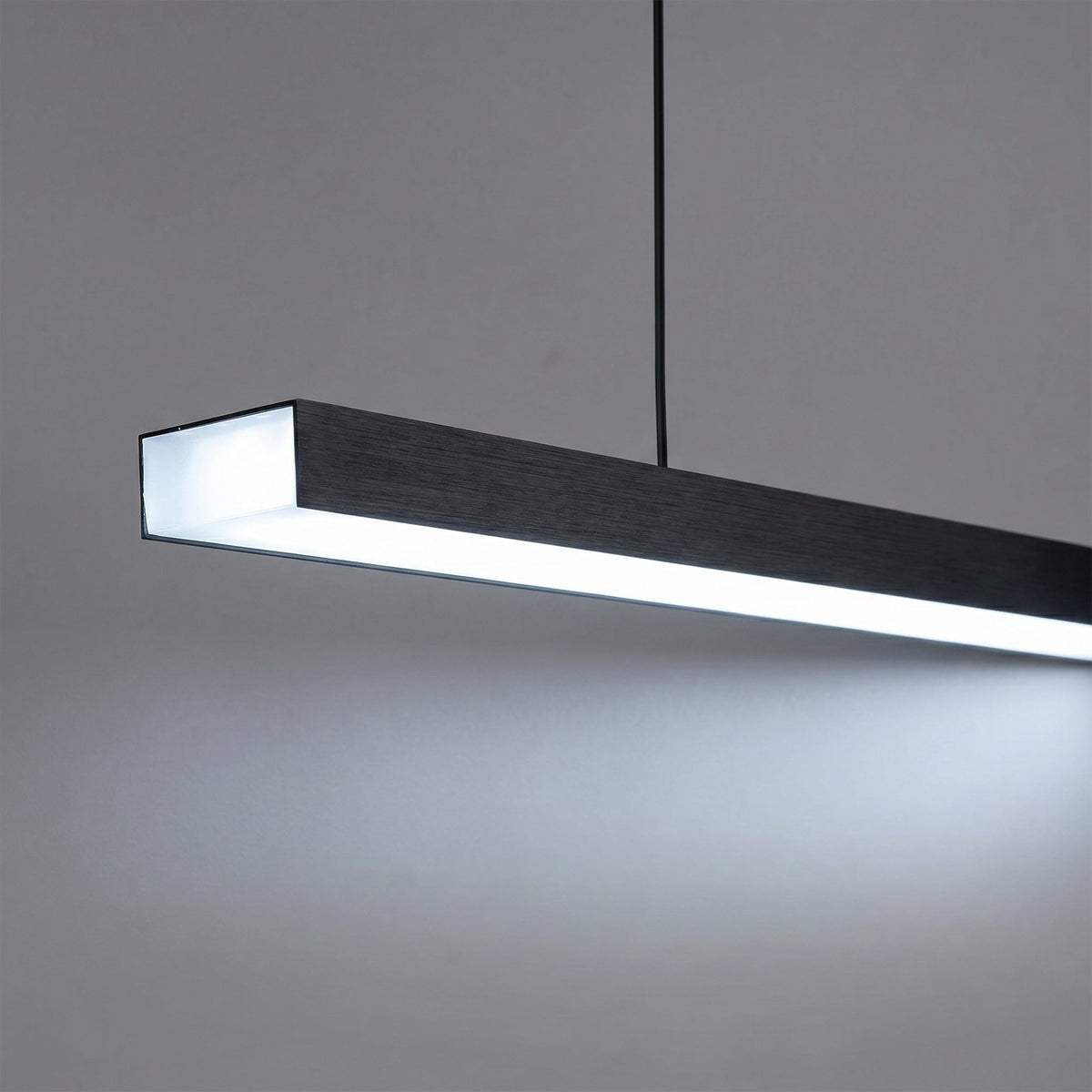 Góis linear LED ceiling light, close detail of the finish and fittings, the lit end of the bar.