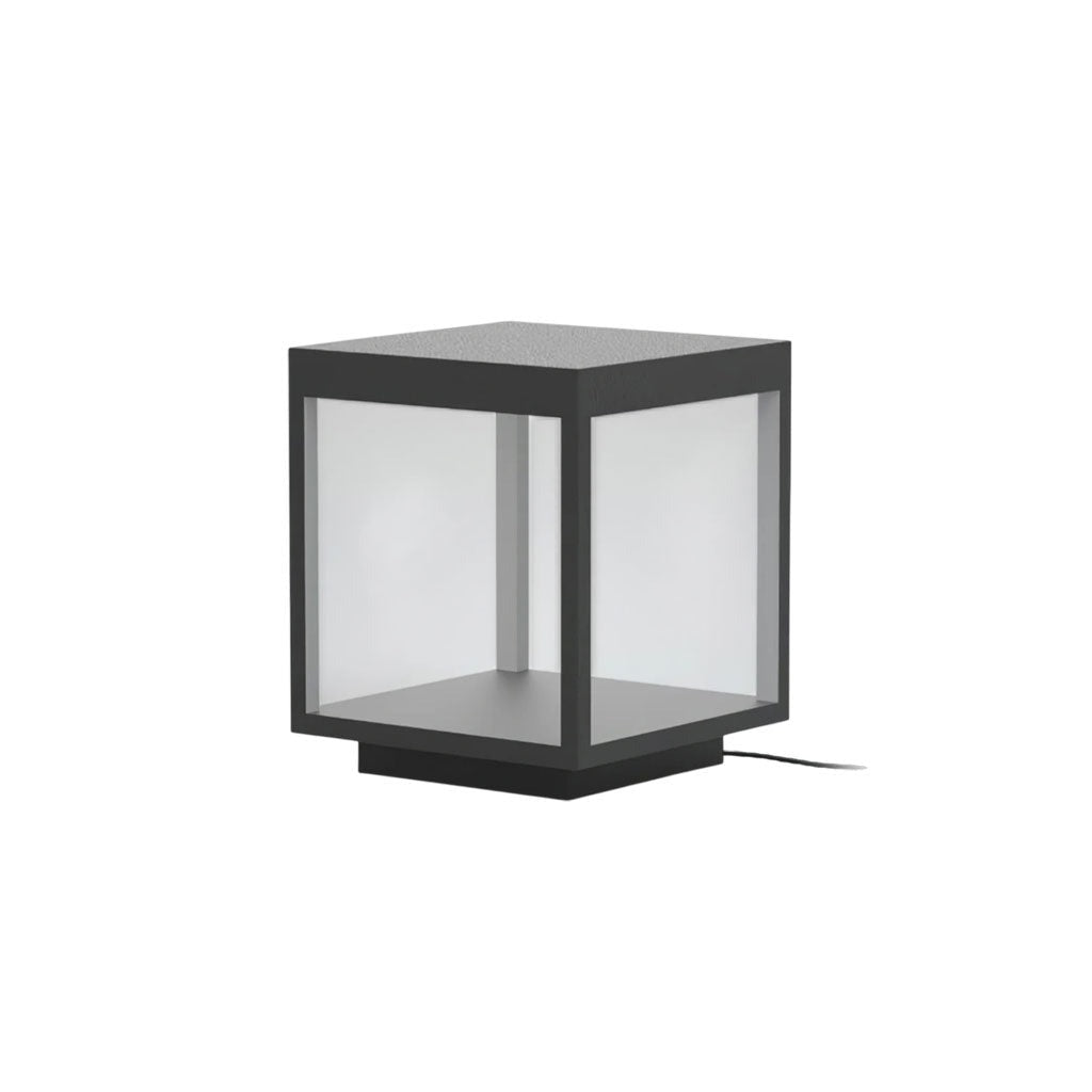 Lifestyle image Alcabrichel post light in complete outdoor room