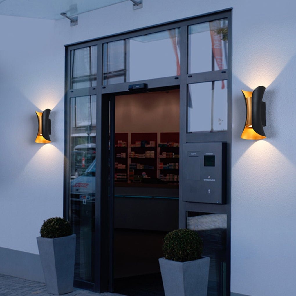 Águeda curved aluminum wall light with glass shade, minimal form