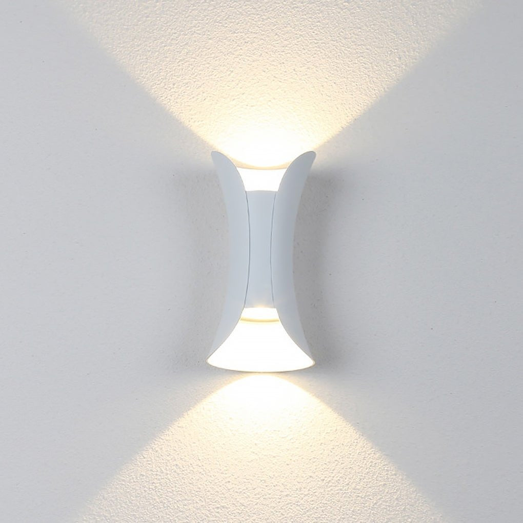 Águeda wall light detail showing curved aluminum frame and glass shade