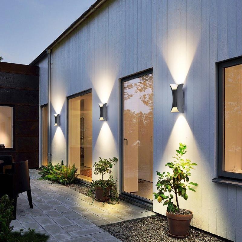 Águeda wall light with dual-directional beam effect on modern exterior