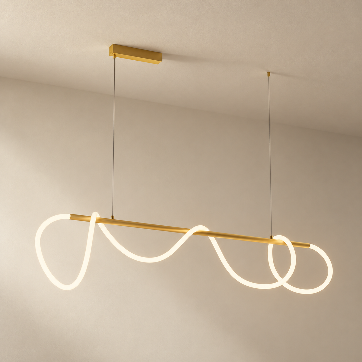 Fátima linear hose pendant light in polished brass, 150 cm length, on a plain ceiling.