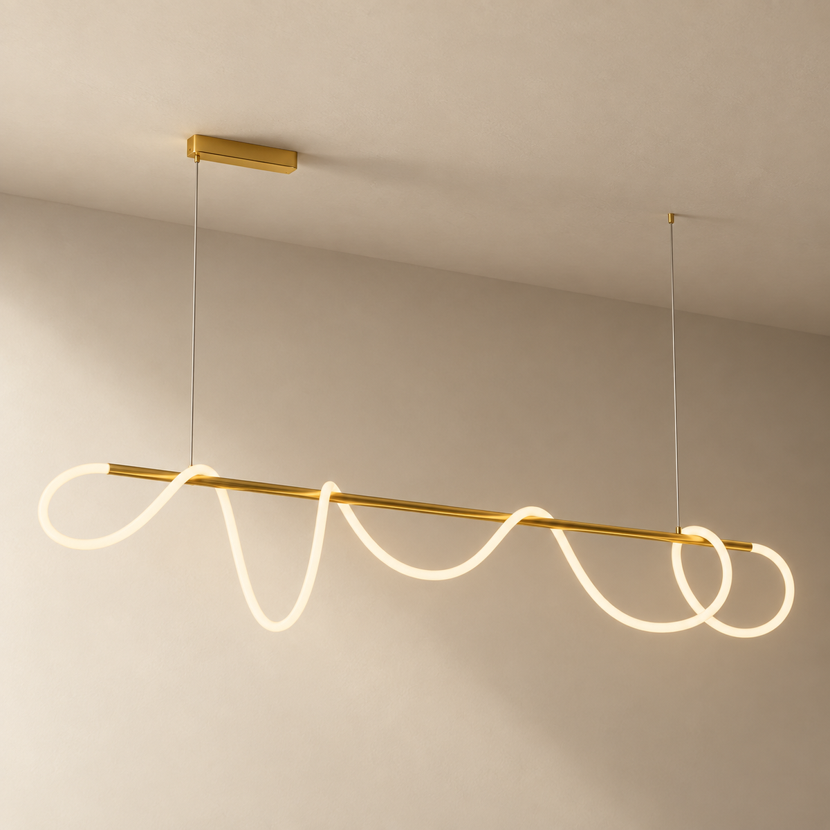 Fátima linear hose pendant light in polished brass, 200 cm length, on a plain ceiling.