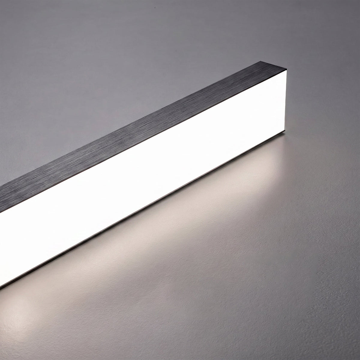 Góis linear LED ceiling light, close detail of the finish and fittings, along the length of the bar.