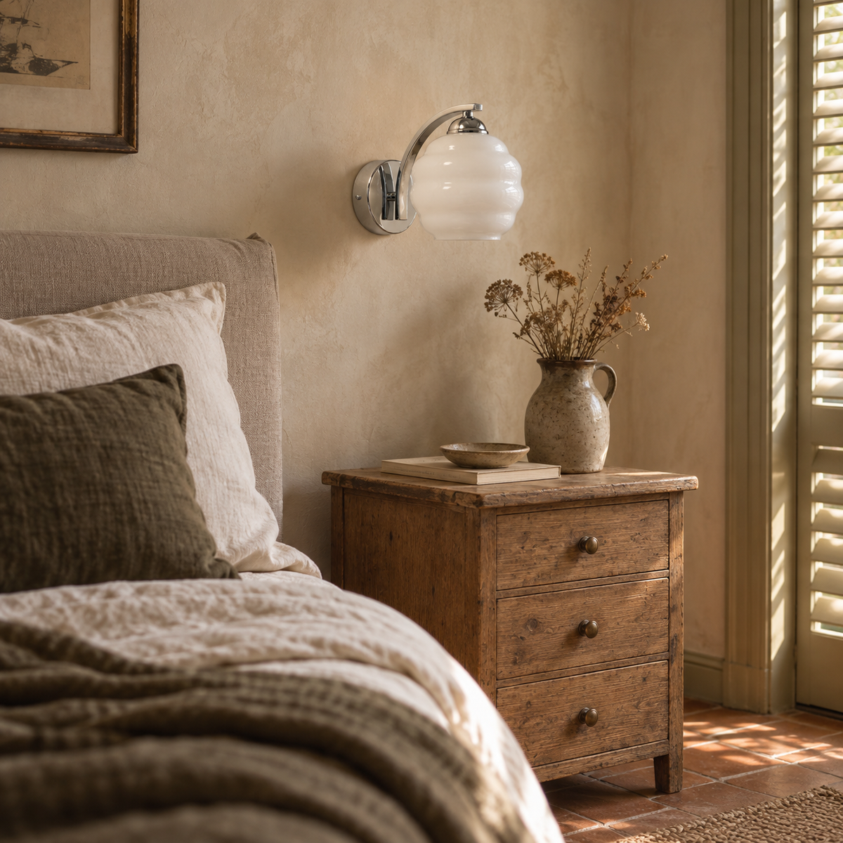 Setúbal Art Deco glass wall sconce in white, in a bedroom.